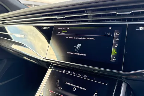 41 of 59 for Audi Q8 Black Edition 55 TFSI quattro 340 PS tiptronic