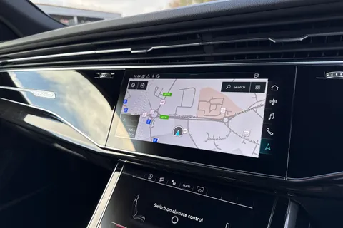 42 of 59 for Audi Q8 Black Edition 55 TFSI quattro 340 PS tiptronic