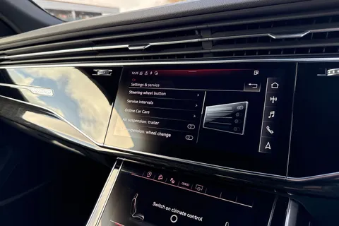 49 of 59 for Audi Q8 Black Edition 55 TFSI quattro 340 PS tiptronic