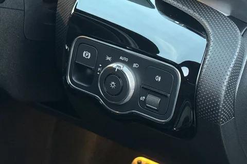 OU21VYV Mercedes-Benz Cla Class 1.3 CLA180 AMG Line (Premium Plus 2) Coupe 7G-DCT Euro 6 (s/s) 4dr Thumbnail #34