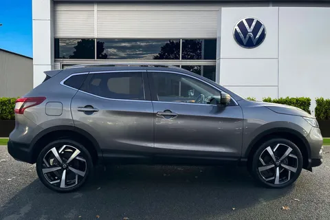 FP70TWX Nissan Qashqai 1.3 DIG-T N-Motion DCT Auto Euro 6 (s/s) 5dr Thumbnail #3