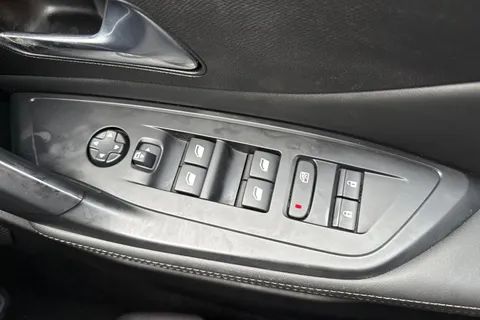 MF72YMK PEUGEOT 308 1.2 PureTech Allure Premium EAT Euro 6 (s/s) 5dr Thumbnail #39