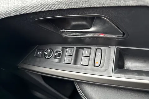 KM25RBO PEUGEOT 3008 1.2 HYBRID GT e-DSC6 Euro 6 (s/s) 5dr Thumbnail #40