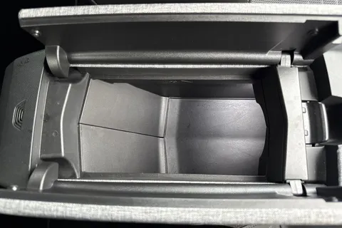 KM25RBO PEUGEOT 3008 1.2 HYBRID GT e-DSC6 Euro 6 (s/s) 5dr Thumbnail #58