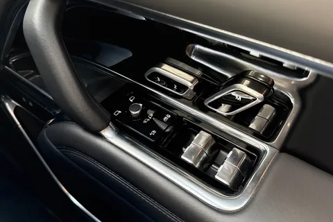 26 of 51 for Land Rover Range Rover 3.0 D300 SE 5dr