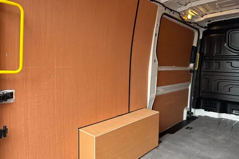 BV75ODL Volkswagen Crafter 2.0 TDI 140PS Commerce Plus Low Roof Van Thumbnail #29