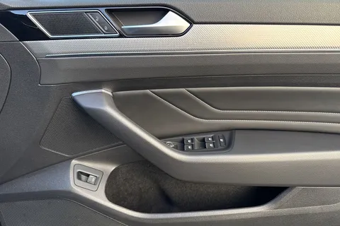 SD69SSX Volkswagen Passat 1.5 TSI EVO R-Line Euro 6 (s/s) 4dr Thumbnail #21