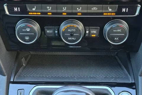 SD69SSX Volkswagen Passat 1.5 TSI EVO R-Line Euro 6 (s/s) 4dr Thumbnail #22