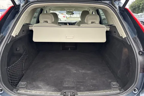 YE21CFW Volvo Xc60 2.0 B4 MHEV Momentum Auto AWD Euro 6 (s/s) 5dr Thumbnail #6