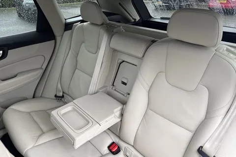 YE21CFW Volvo Xc60 2.0 B4 MHEV Momentum Auto AWD Euro 6 (s/s) 5dr Thumbnail #18