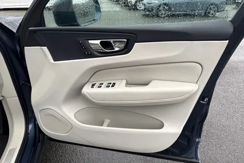 YE21CFW Volvo Xc60 2.0 B4 MHEV Momentum Auto AWD Euro 6 (s/s) 5dr Thumbnail #20