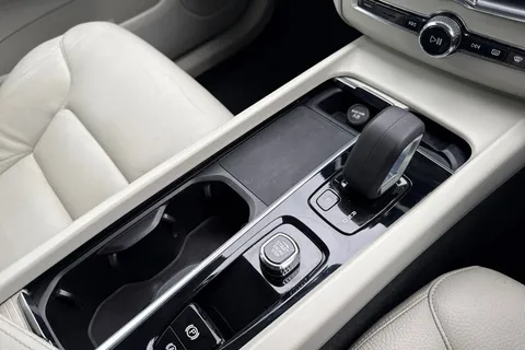 YE21CFW Volvo Xc60 2.0 B4 MHEV Momentum Auto AWD Euro 6 (s/s) 5dr Thumbnail #22