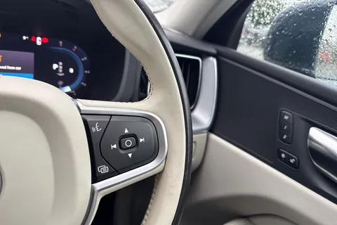 YE21CFW Volvo Xc60 2.0 B4 MHEV Momentum Auto AWD Euro 6 (s/s) 5dr Thumbnail #38