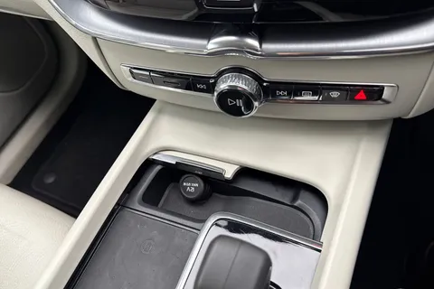 YE21CFW Volvo Xc60 2.0 B4 MHEV Momentum Auto AWD Euro 6 (s/s) 5dr Thumbnail #52