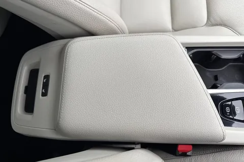 YE21CFW Volvo Xc60 2.0 B4 MHEV Momentum Auto AWD Euro 6 (s/s) 5dr Thumbnail #56