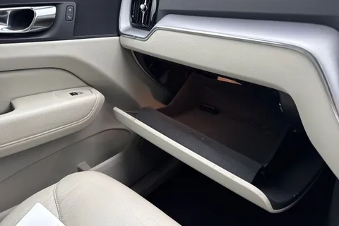 YE21CFW Volvo Xc60 2.0 B4 MHEV Momentum Auto AWD Euro 6 (s/s) 5dr Thumbnail #60