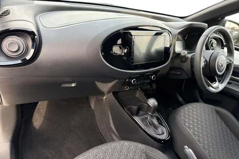 MT25KRU Toyota Aygo X 1.0 VVT-i Edge 5dr Auto Thumbnail #3