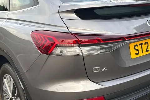 ST24VMZ Audi Q4 e-tron Q4 Sportback Sport 45 e-tron quattro 210,00 kW Thumbnail #8