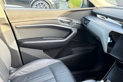 RK73MLV Audi Q8 e-tron Sport 55 e-tron quattro 300,00 kW Thumbnail #20