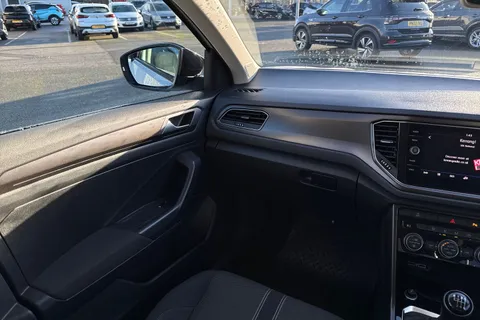 ML18OFZ Volkswagen T-Roc 1.5 TSI EVO Design Euro 6 (s/s) 5dr Thumbnail #15