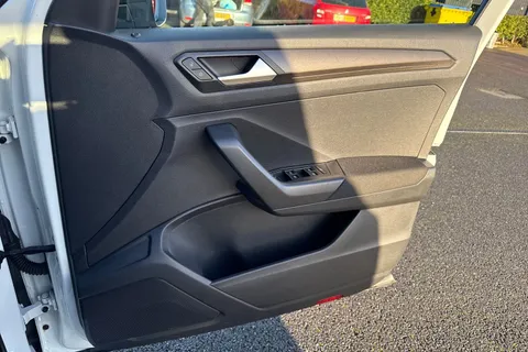 ML18OFZ Volkswagen T-Roc 1.5 TSI EVO Design Euro 6 (s/s) 5dr Thumbnail #18