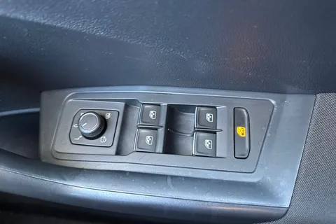 ML18OFZ Volkswagen T-Roc 1.5 TSI EVO Design Euro 6 (s/s) 5dr Thumbnail #39