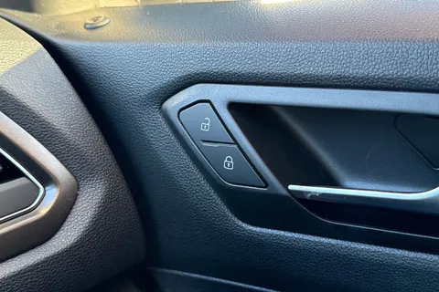 ML18OFZ Volkswagen T-Roc 1.5 TSI EVO Design Euro 6 (s/s) 5dr Thumbnail #40