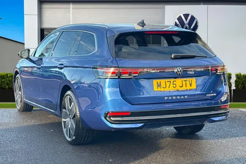 MJ75JTV Volkswagen Passat 1.5 TSI eHybrid 272 Elegance 5dr DSG **TOW BAR + LEATHER INTERIOR + 19' LEE Thumbnail #2