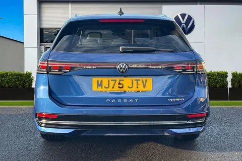 MJ75JTV Volkswagen Passat 1.5 TSI eHybrid 272 Elegance 5dr DSG **TOW BAR + LEATHER INTERIOR + 19' LEE Thumbnail #4