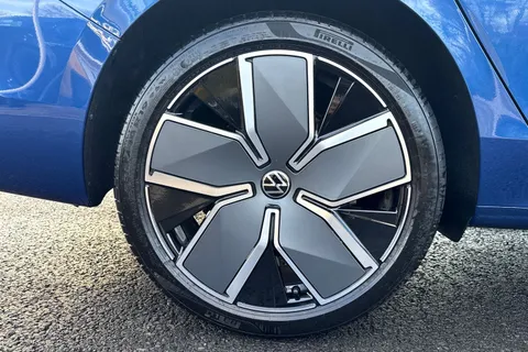 MJ75JTV Volkswagen Passat 1.5 TSI eHybrid 272 Elegance 5dr DSG **TOW BAR + LEATHER INTERIOR + 19' LEE Thumbnail #9