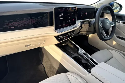 MJ75JTV Volkswagen Passat 1.5 TSI eHybrid 272 Elegance 5dr DSG **TOW BAR + LEATHER INTERIOR + 19' LEE Thumbnail #14