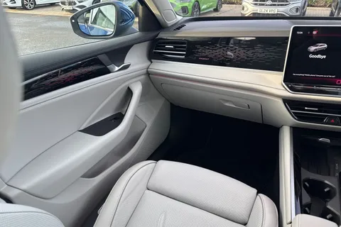 MJ75JTV Volkswagen Passat 1.5 TSI eHybrid 272 Elegance 5dr DSG **TOW BAR + LEATHER INTERIOR + 19' LEE Thumbnail #19