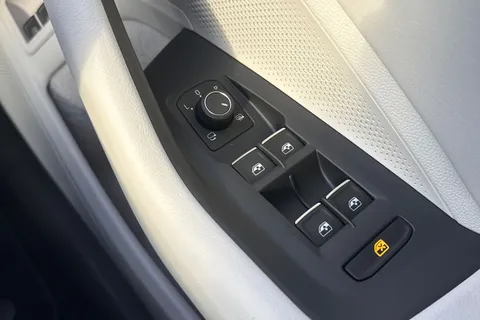 MJ75JTV Volkswagen Passat 1.5 TSI eHybrid 272 Elegance 5dr DSG **TOW BAR + LEATHER INTERIOR + 19' LEE Thumbnail #20