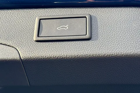 MJ75JTV Volkswagen Passat 1.5 TSI eHybrid 272 Elegance 5dr DSG **TOW BAR + LEATHER INTERIOR + 19' LEE Thumbnail #27