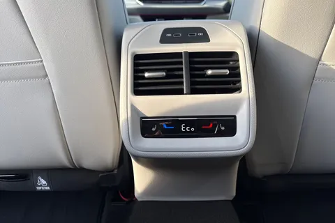 MJ75JTV Volkswagen Passat 1.5 TSI eHybrid 272 Elegance 5dr DSG **TOW BAR + LEATHER INTERIOR + 19' LEE Thumbnail #29