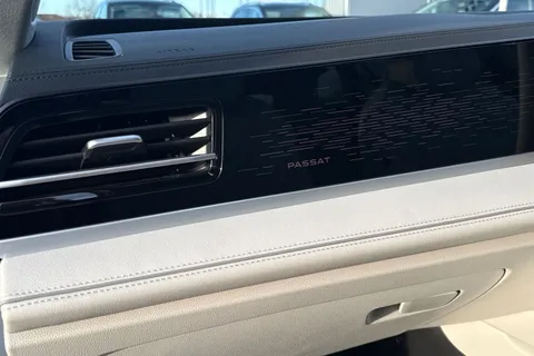 MJ75JTV Volkswagen Passat 1.5 TSI eHybrid 272 Elegance 5dr DSG **TOW BAR + LEATHER INTERIOR + 19' LEE Thumbnail #31