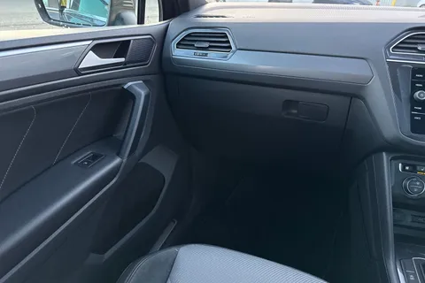 PE20PKF Volkswagen Tiguan 2.0 TSI R-Line Tech DSG 4Motion Euro 6 (s/s) 5dr Thumbnail #19