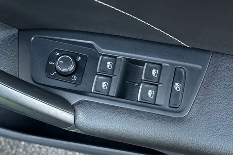 PE20PKF Volkswagen Tiguan 2.0 TSI R-Line Tech DSG 4Motion Euro 6 (s/s) 5dr Thumbnail #20