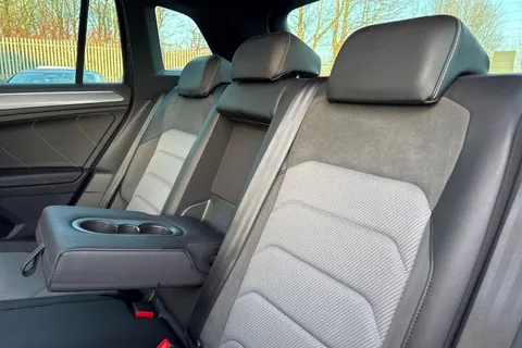 PE20PKF Volkswagen Tiguan 2.0 TSI R-Line Tech DSG 4Motion Euro 6 (s/s) 5dr Thumbnail #32