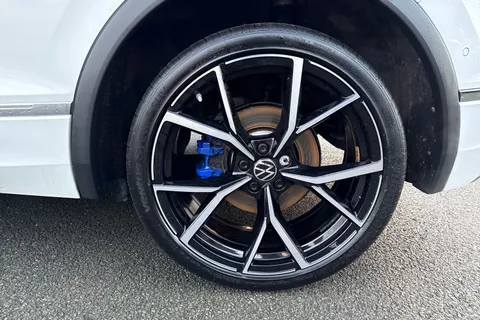 DF23CUH Volkswagen Tiguan 2.0 TSI 320 4Motion R 5dr DSG | Tow Bar | Pan Roof | IQ Lights Thumbnail #11