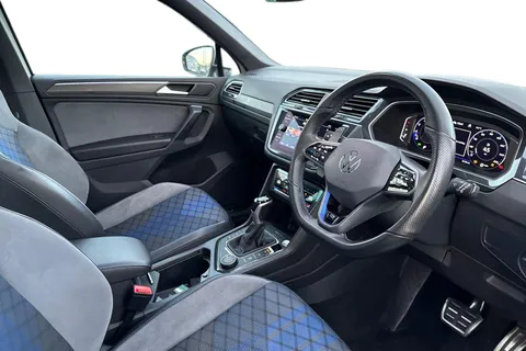 DF23CUH Volkswagen Tiguan 2.0 TSI 320 4Motion R 5dr DSG | Tow Bar | Pan Roof | IQ Lights Thumbnail #13