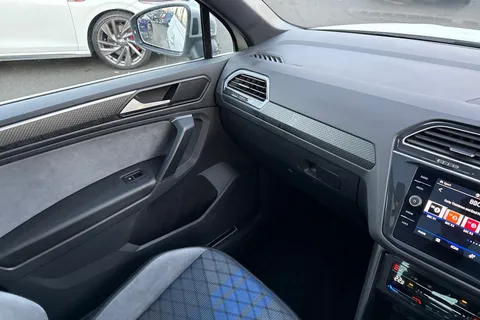 DF23CUH Volkswagen Tiguan 2.0 TSI 320 4Motion R 5dr DSG | Tow Bar | Pan Roof | IQ Lights Thumbnail #19