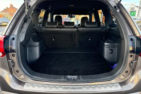 RV69WZO Mitsubishi Outlander 2.4h TwinMotor 13.8kWh 4h CVT 4WD Euro 6 (s/s) 5dr Thumbnail #7