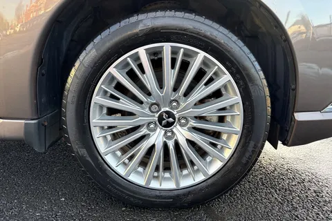 RV69WZO Mitsubishi Outlander 2.4h TwinMotor 13.8kWh 4h CVT 4WD Euro 6 (s/s) 5dr Thumbnail #10