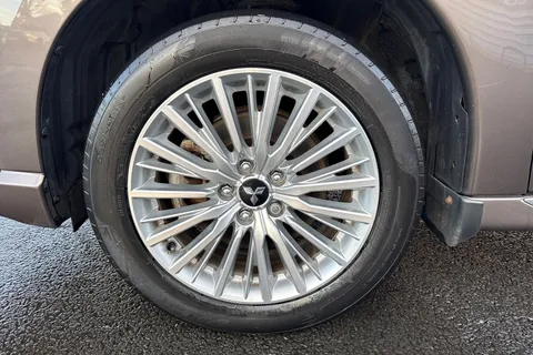 RV69WZO Mitsubishi Outlander 2.4h TwinMotor 13.8kWh 4h CVT 4WD Euro 6 (s/s) 5dr Thumbnail #11