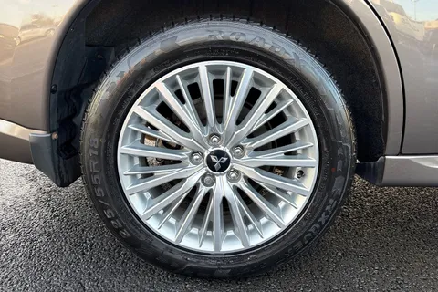 RV69WZO Mitsubishi Outlander 2.4h TwinMotor 13.8kWh 4h CVT 4WD Euro 6 (s/s) 5dr Thumbnail #13