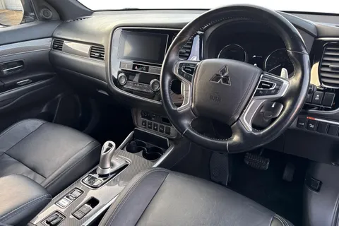 RV69WZO Mitsubishi Outlander 2.4h TwinMotor 13.8kWh 4h CVT 4WD Euro 6 (s/s) 5dr Thumbnail #14