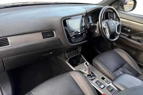 RV69WZO Mitsubishi Outlander 2.4h TwinMotor 13.8kWh 4h CVT 4WD Euro 6 (s/s) 5dr Thumbnail #15