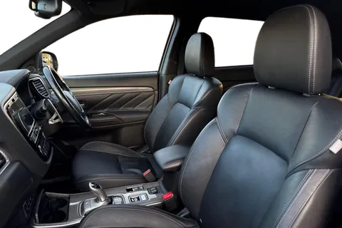 RV69WZO Mitsubishi Outlander 2.4h TwinMotor 13.8kWh 4h CVT 4WD Euro 6 (s/s) 5dr Thumbnail #16