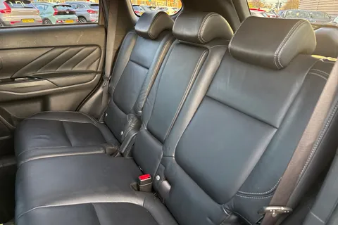 RV69WZO Mitsubishi Outlander 2.4h TwinMotor 13.8kWh 4h CVT 4WD Euro 6 (s/s) 5dr Thumbnail #19